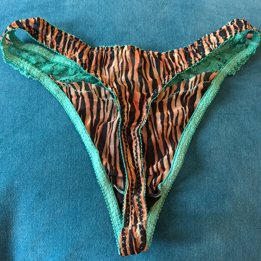 VS Thong Panties 🐅 - Picture 5 of 10
